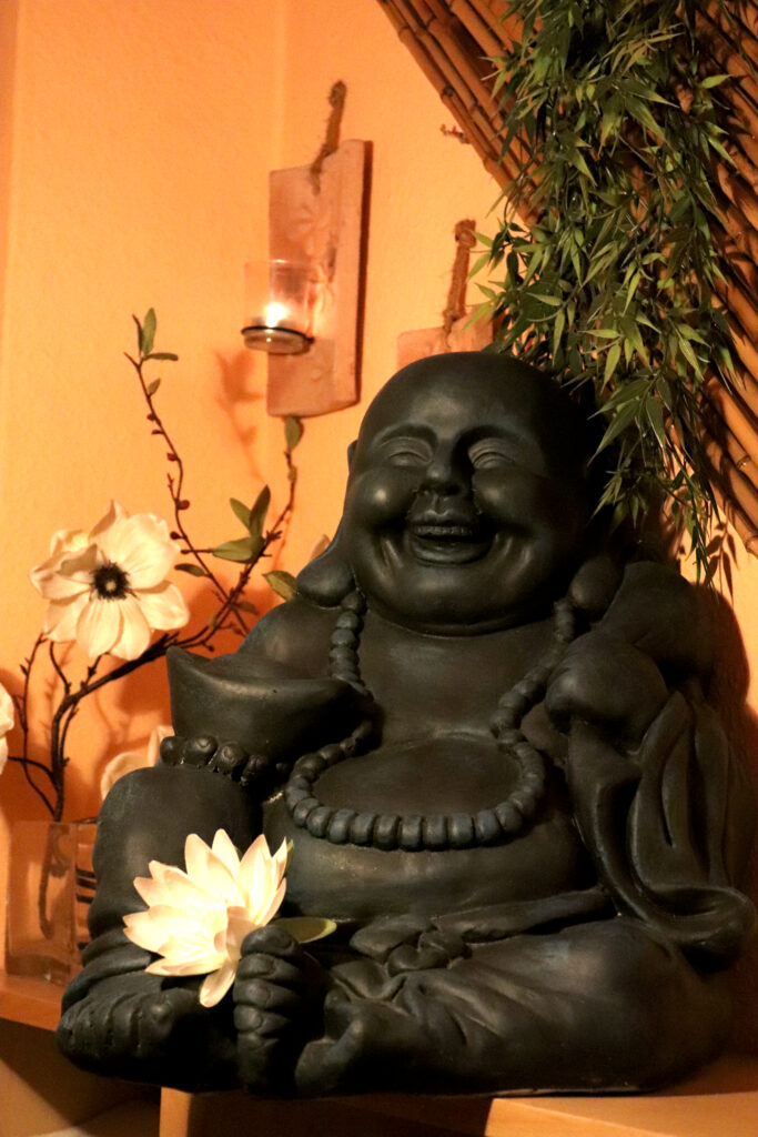 Der glückliche Buddha als Wächter über Ruhe und Entspannung.