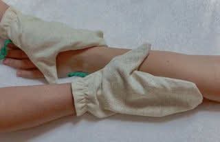 Durchführung einer Seidenhandschuhmassage am Arm.